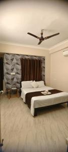1 dormitorio con 1 cama y ventilador de techo en Cochin Hotel Inn, en Ernakulam