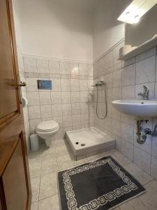 łazienka z toaletą i umywalką w obiekcie ΑΓΝΑΝΤΕΜΑ w mieście Elati Trikalon