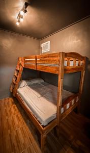 ein Etagenbett in der Ecke eines Zimmers in der Unterkunft Resting Rabbit Hostel in Siquijor