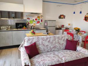 Η κουζίνα ή μικρή κουζίνα στο Butterfly Apt in Suna with garage