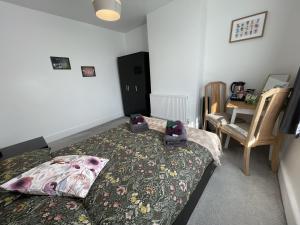 sypialnia z łóżkiem z wypchanymi zwierzętami w obiekcie Double Bedroom in Sudbury Hill Wembley - 10 mins from Wembley Stadium w mieście Harrow on the Hill