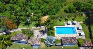 uma vista aérea de um resort com uma piscina em Pousada Villages Boutique Hotel - 150m da Praia da Laje em Pôrto de Pedras