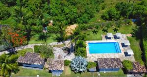 una vista aérea de un complejo con piscina en Pousada Villages Boutique Hotel - 150m da Praia da Laje, en Porto de Pedras