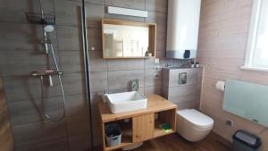 Ένα μπάνιο στο Słoneczne Chatki +48 φωτογραφίες