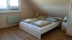 Ένα ή περισσότερα κρεβάτια σε δωμάτιο στο Słoneczne Chatki