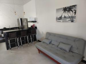 sala de estar con sofá y cocina en Spalenza Flats, en Prado
