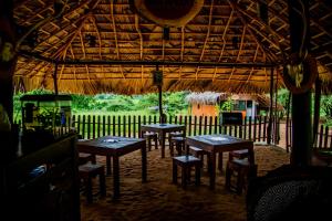 un gruppo di tavoli e sedie in tenda di Animal View Point Yala a Tissamaharama