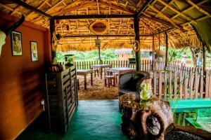 ein Wohnzimmer mit einem Tisch und Stühlen im Zimmer in der Unterkunft Animal View Point Yala in Tissamaharama