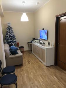 - un salon avec un arbre de Noël et une télévision dans l'établissement Moon River Guest House, à Pescara