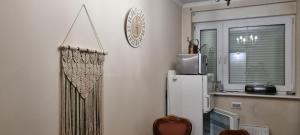 uma cozinha com um frigorífico e um relógio na parede em Apartament Łomnicki em Karpacz