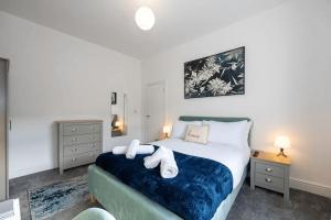 Ліжко або ліжка в номері Stunning 4BD House with Patio in Fallowfield