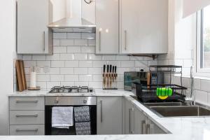 Een keuken of kitchenette bij Stunning 4BD House with Patio in Fallowfield