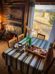 una mesa con comida en una cabaña en El Camino en Villa Berna