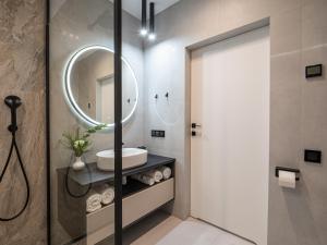W łazience znajduje się umywalka i lustro. w obiekcie Loft House Apartments we Wrocławiu
