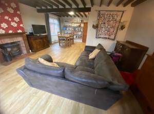 a large leather couch in a living room at Wellbet Farm in Lincoln