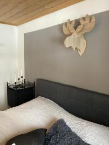 a bedroom with a bed with a wooden headboard at Apartement für Naturliebhaber in Fischbachau