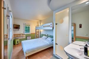 - une chambre à l'hôpital avec des lits superposés et un lavabo dans l'établissement ibis budget Lisieux, à Lisieux