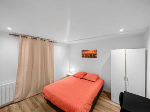 een slaapkamer met een rood bed en een witte kast bij Essomes Prestige in Essômes-sur-Marne