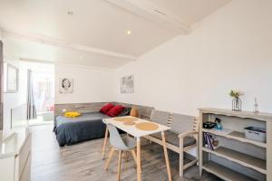 Schlafzimmer mit einem Bett, einem Tisch und Stühlen in der Unterkunft Velodrome Maisonnette Studio 2 lits parking et piscine in Marseille