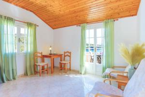 sala de estar con mesa y sillas en Anna Apartment Agios Stephanos, en Ágios Stéfanos