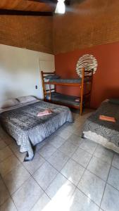 - une chambre avec 2 lits dans l'établissement Chacara Descanso do Rei, à Vinhedo