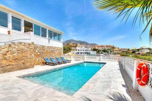a villa with a swimming pool and a building at Villa Marite - 4 bed/ 2 bath - own private pool in Fuengirola