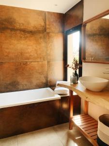 a bathroom with a bath tub and a sink at Casa Franca in José Ignacio