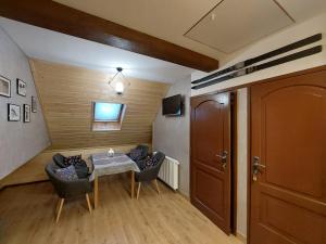 Μια τηλεόραση ή/και κέντρο ψυχαγωγίας στο Olimp pokoje i apartamenty