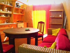 a kitchen with a table and a couch in a kitchen at Gästehaus am Wangeliner Garten in Wangelin