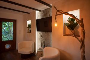 - un salon avec deux chaises blanches et une porte dans l'établissement Maravilla Nagymaros, à Nagymaros