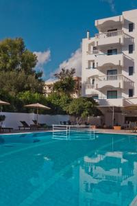 Bazén v ubytování Regina Studios & Hotel nebo v jeho okolí