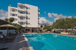 Bazén v ubytování Regina Studios & Hotel nebo v jeho okolí
