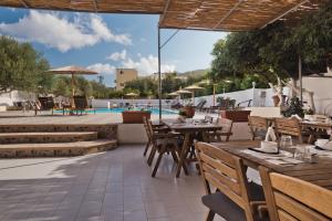 Bazén v ubytování Regina Studios & Hotel nebo v jeho okolí