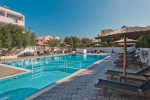 Bazén v ubytování Regina Studios & Hotel nebo v jeho okolí