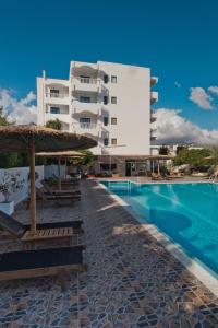 Bazén v ubytování Regina Studios & Hotel nebo v jeho okolí