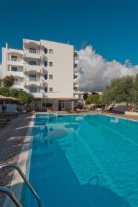 Bazén v ubytování Regina Studios & Hotel nebo v jeho okolí