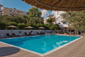 Bazén v ubytování Regina Studios & Hotel nebo v jeho okolí