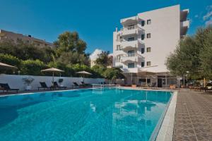 Bazén v ubytování Regina Studios & Hotel nebo v jeho okolí