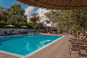 Bazén v ubytování Regina Studios & Hotel nebo v jeho okolí