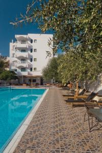 Bazén v ubytování Regina Studios & Hotel nebo v jeho okolí