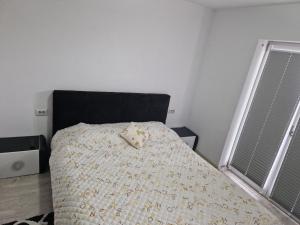 - une chambre avec un lit doté d'un ours en peluche dans l'établissement Casa din Izvor, à Tărlungeni
