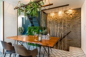 - une salle à manger avec une table et des chaises en bois dans l'établissement Maravilla Nagymaros, à Nagymaros