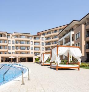 un hotel con piscina e un edificio di Sea Dreams Sunrise Apartment a Sveti Vlas