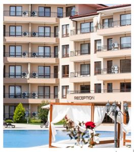 un edificio con piscina y un hotel en Sea Dreams Sunrise Apartment, en Sveti Vlas