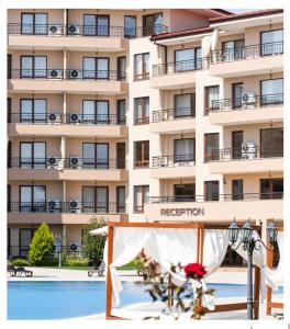 un edificio con piscina e un hotel di Sea Dreams Sunrise Apartment a Sveti Vlas