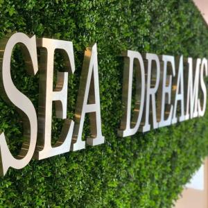 Sea Dreams Sunrise Apartment في سفيتي فلاس: تحوط أخضر مع كلمة سبا المحيط الهادئ عليه