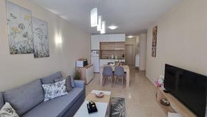 un soggiorno con un divano blu e una cucina di Sea Dreams Sunrise Apartment a Sveti Vlas Altre 42 foto