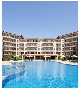 una gran piscina frente a un gran edificio en Sea Dreams Sunrise Apartment, en Sveti Vlas