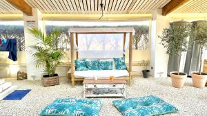 Coin salon dans l'établissement La Grange - Gîte de Prestige La Rochelle