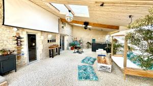 una sala de estar de planta abierta con techo abovedado en La Grange - Gîte de Prestige La Rochelle, en Saint-Médard-dʼAunis